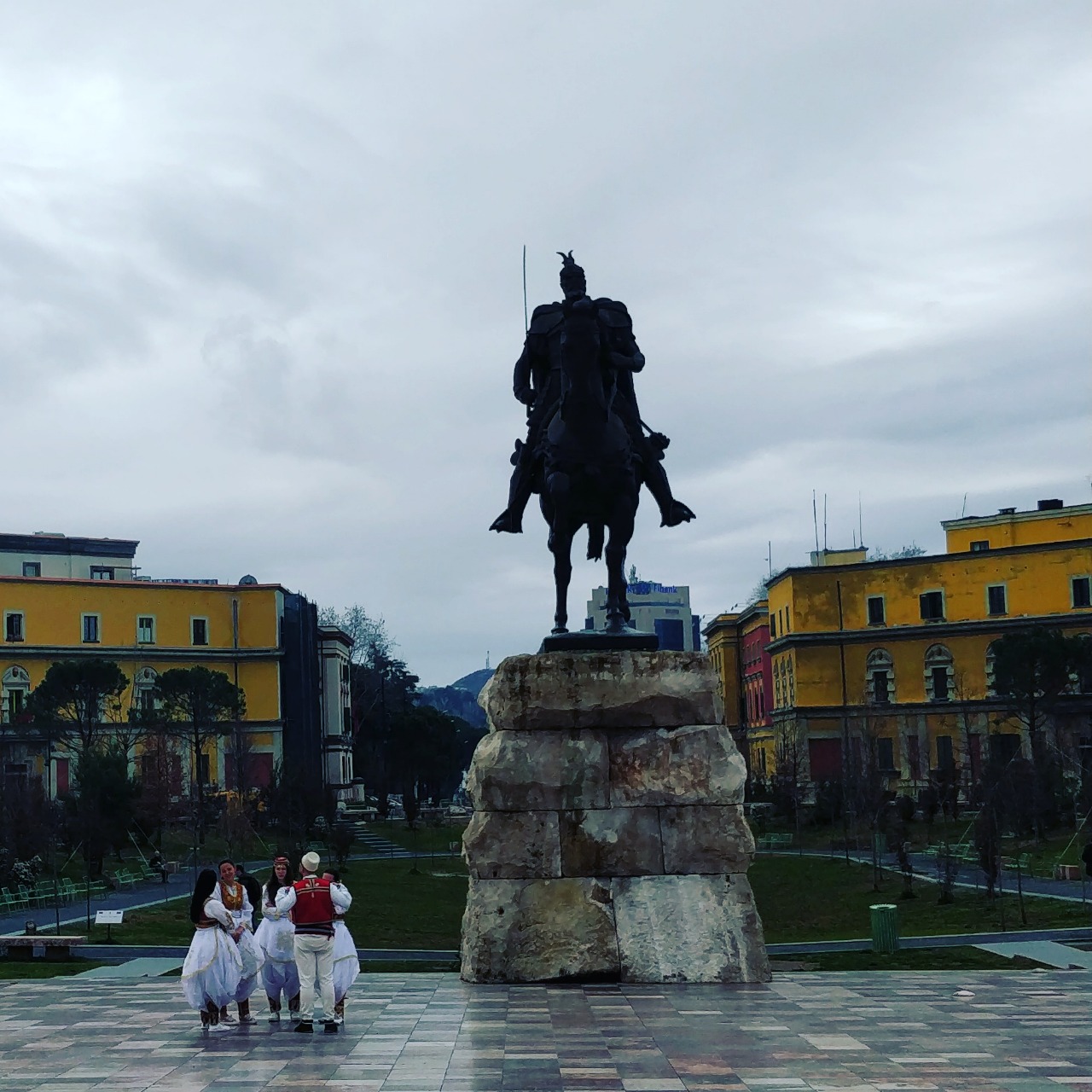 A Tirana, Place Skanderbeg et sa statue
